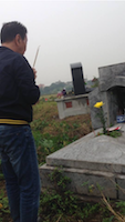 Hoang Quang am Grab von Nguyễn Văn Dậu